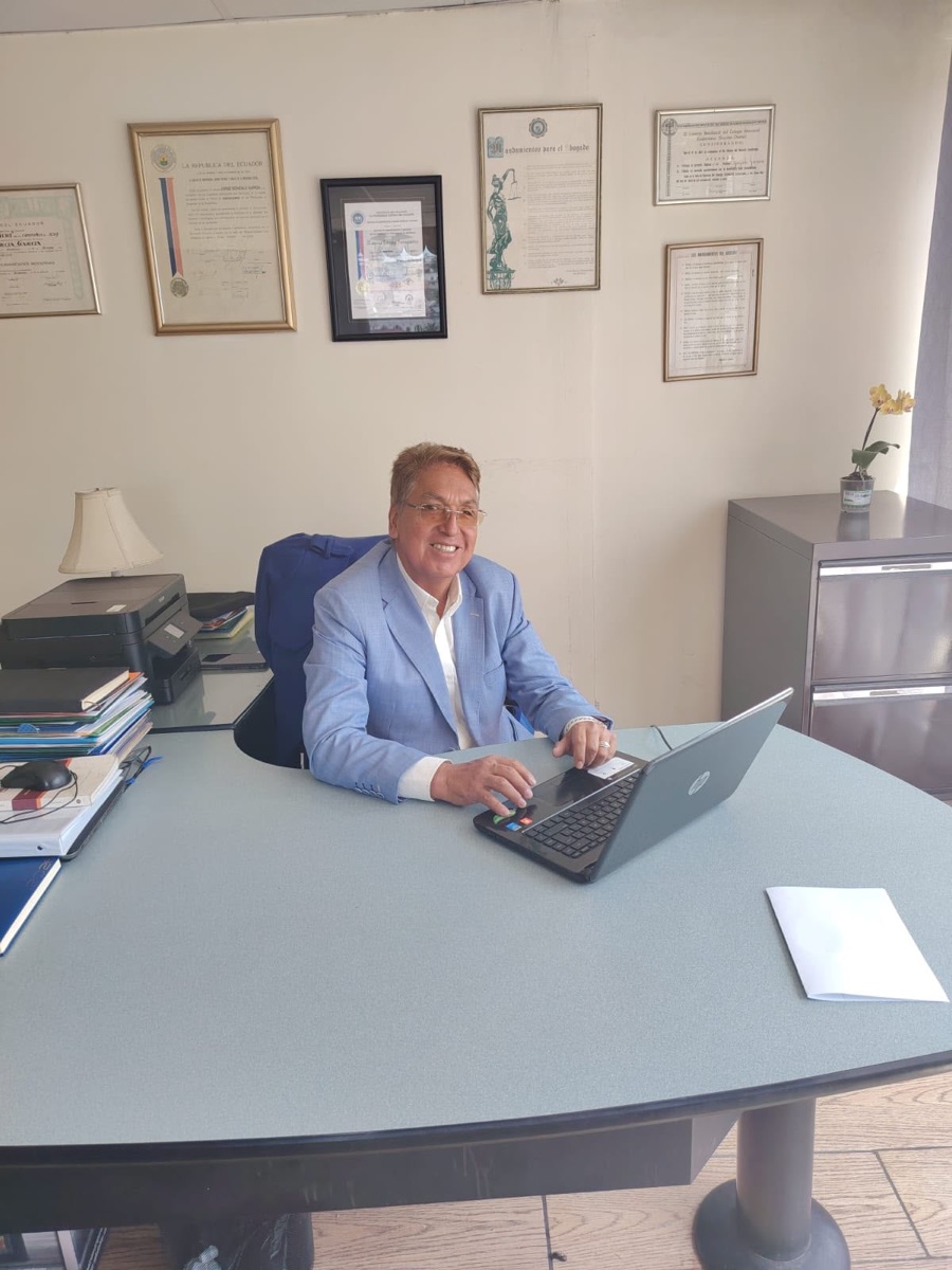 Dr. Marcos Lara atendiendo desde su despacho